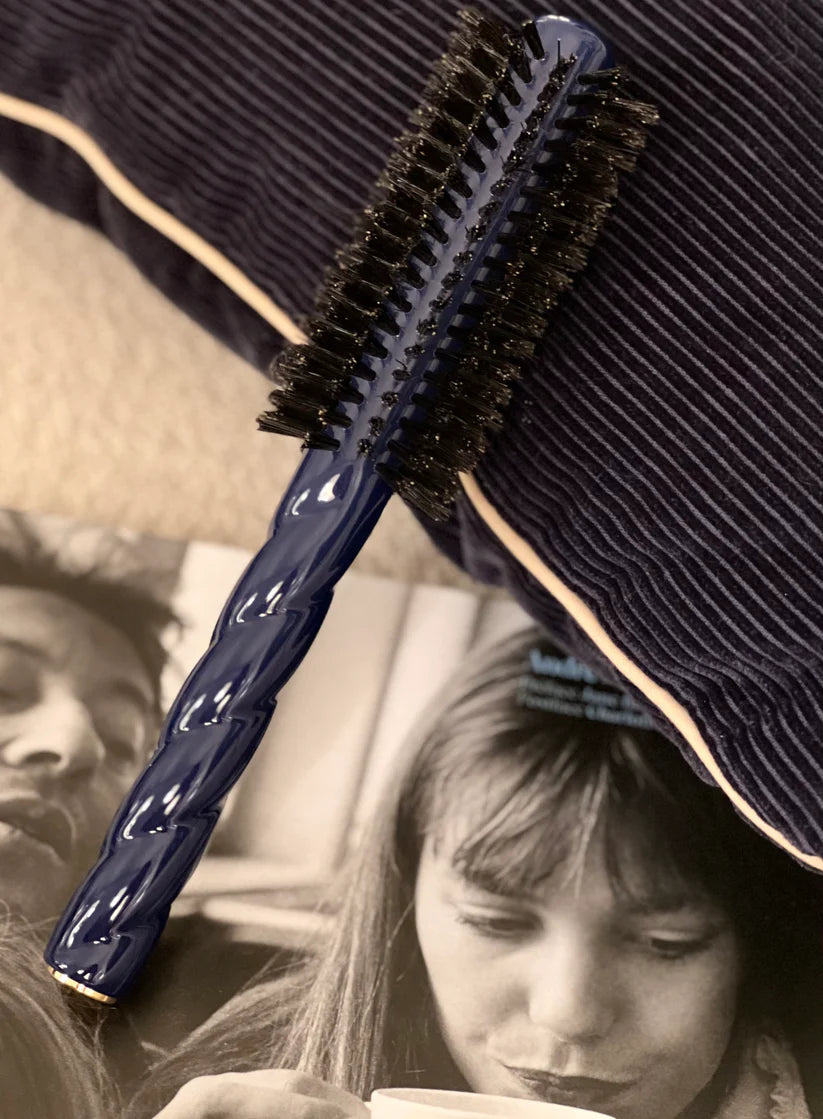 N.05 The Round Volume & Style Brush Blueberry Blue