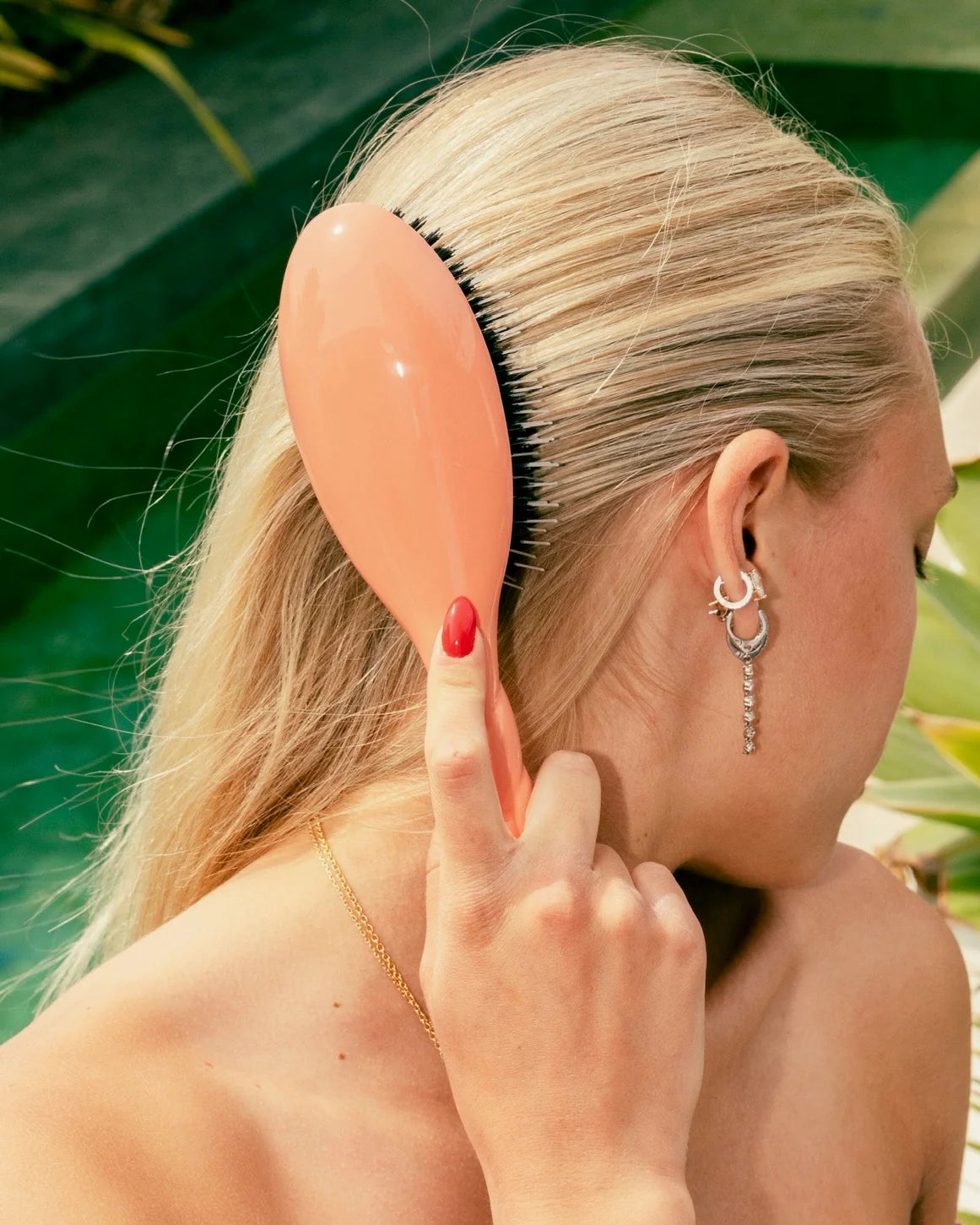 N.02 The Essential Detangling & Care Brush Coral