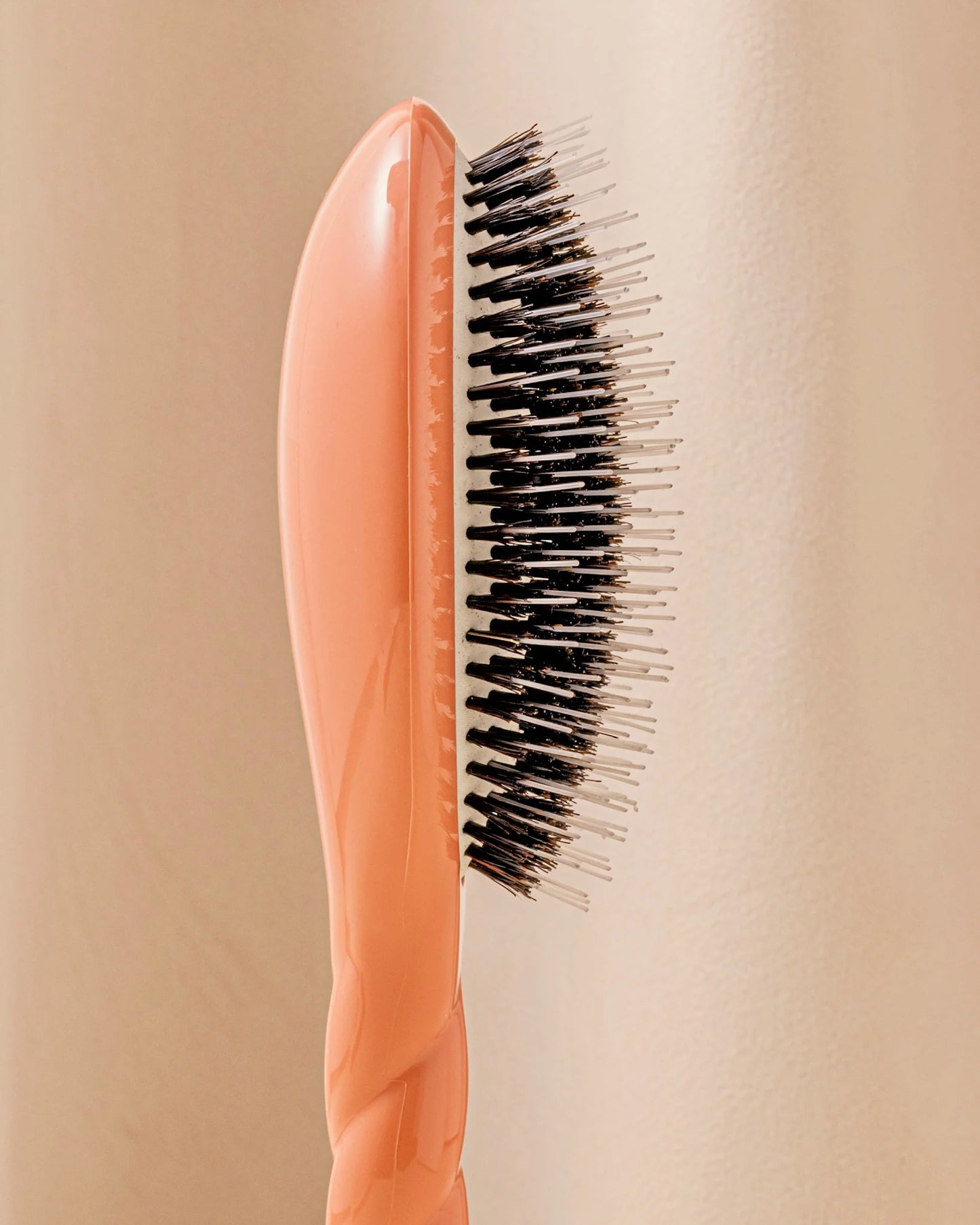 N.02 The Essential Detangling & Care Brush Coral