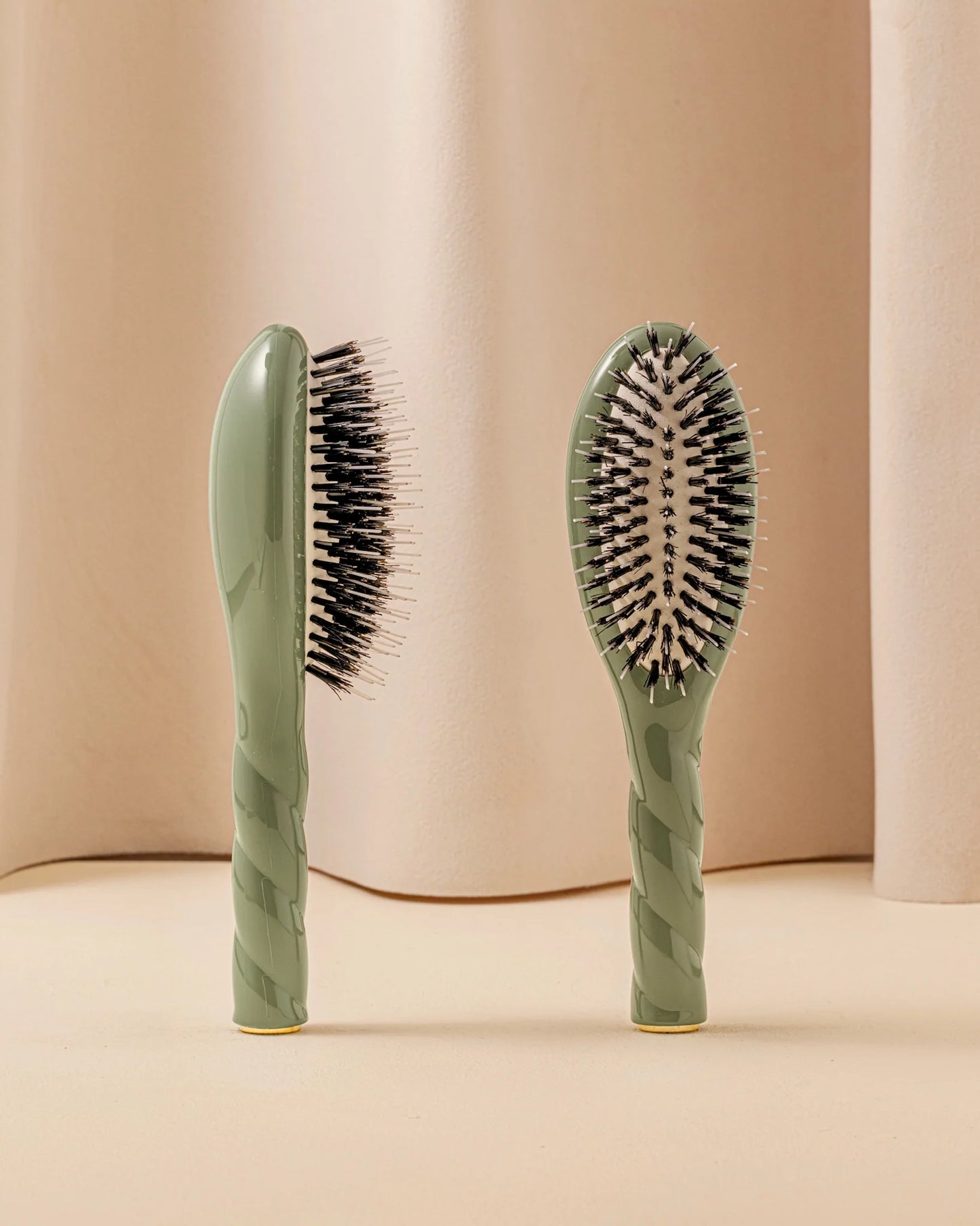 N.02 The Small Care & Detangling HairBrush Green