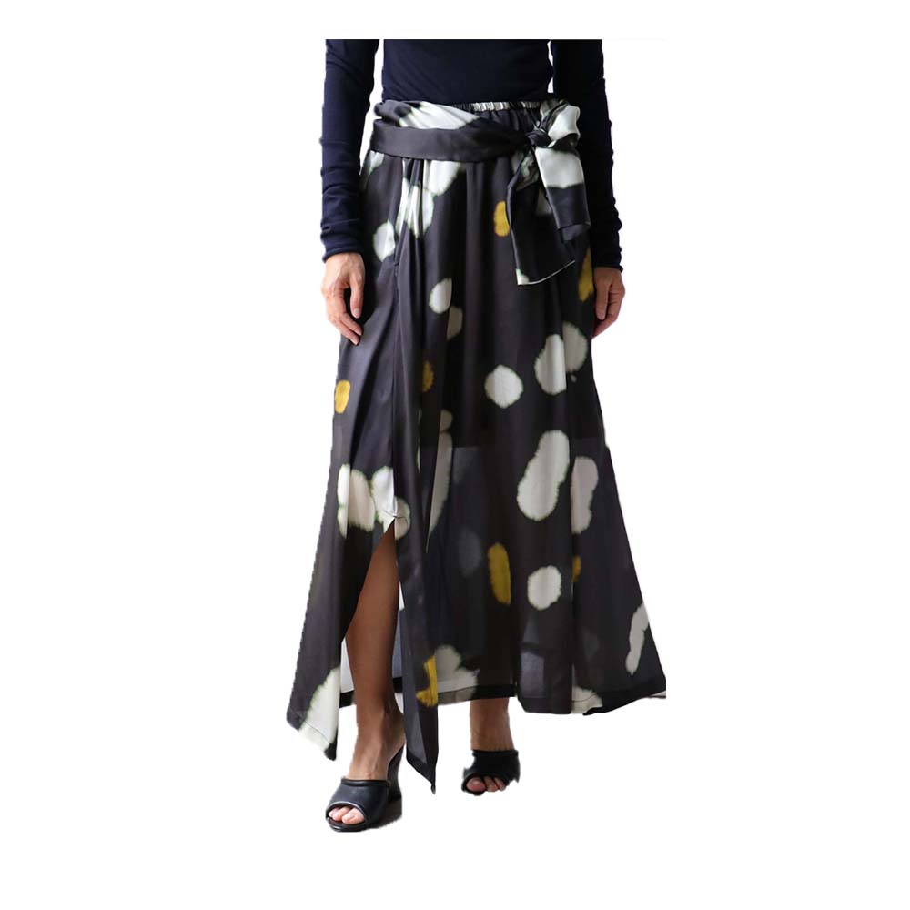 Christian Wijnants' Silva Mid skirt: Drapy, mid-length with knot detail around the hip, side pockets, and slits. Regular fit, viscose-linen blend.