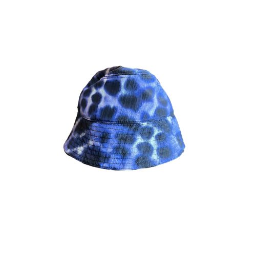 Christian Wijnants' arras bucket hat: Vibrant 'violet leo' print with a trendy leopard pattern for a stylish statement. Embrace the wild with style.